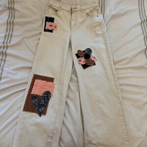 Trendy beige jeans with designs